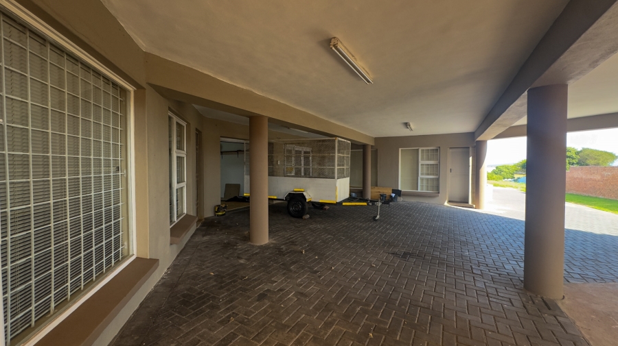 8 Bedroom Property for Sale in Middedorp Western Cape